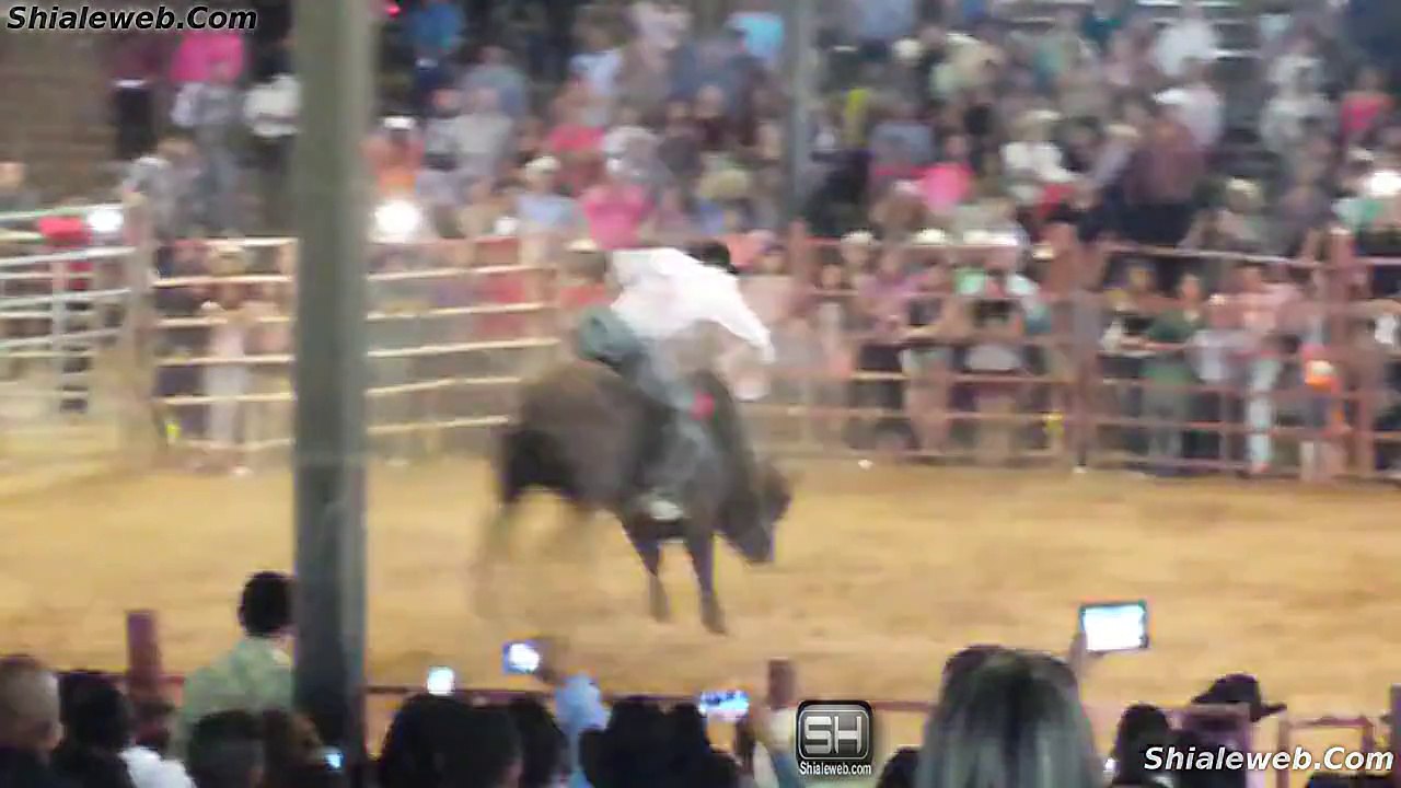 LAMENTABLE JARIPEO FATAL LE CAE EL TORO ENCIMA AL JINETE ACCIDENTE EN EL RUEDO Y ALGUNAS PERSONAS SE PELEAN A GOLPES A MEDIO ESPECTACULO ABRIL 2015