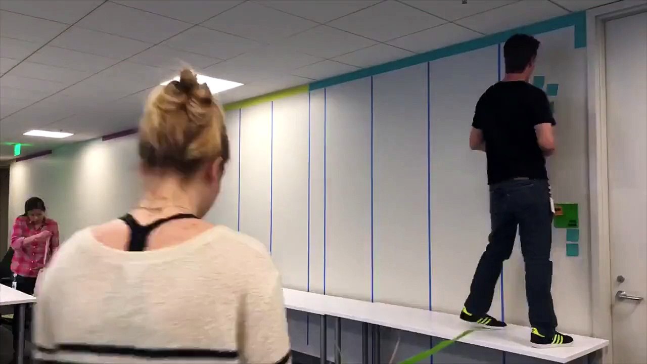 Funcionários de escritório usam post-its para decorar paredes com desenhos de Super-Heróis