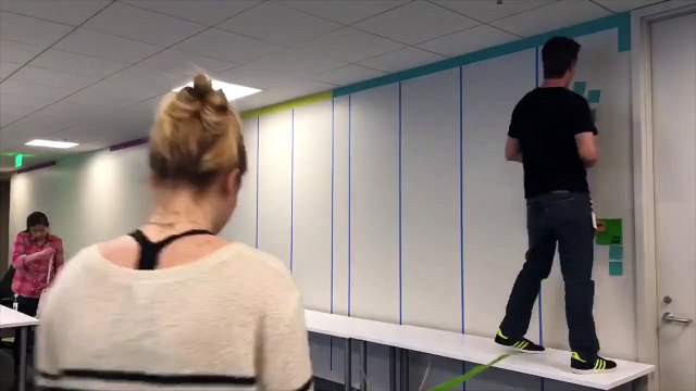 Funcionários de escritório usam post-its para decorar paredes com desenhos de Super-Heróis