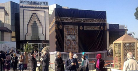 Üsküdar'da Kabe Maketi Tartışması! İhram Giyen Bir Kişi Gözaltında