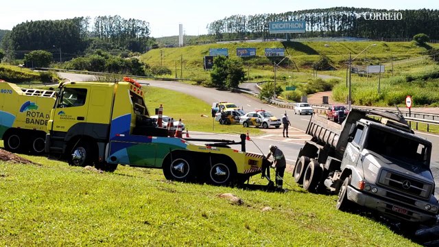 Carreta com massa asfáltica tomba em alça da Dom Pedro