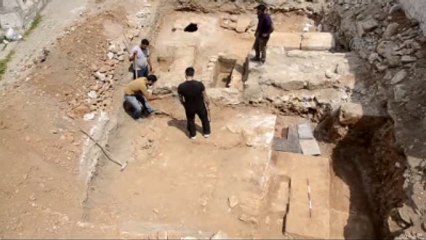 İnşaat Kazısında Tarihi Mezarlara Rastlandı