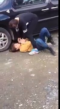 Kavga eden ergen kızlar