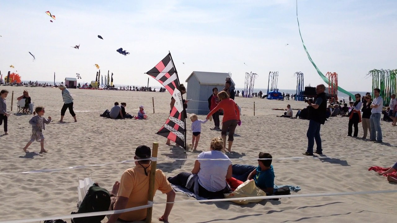 Berck : quand un cerf-volant se met à jouer avec des enfants