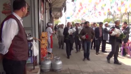 Bismil'de "Kutlu Doğum Haftası" Dolayısıyla Gül Dağıtıldı