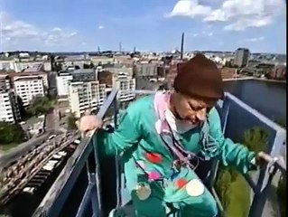 Il se retrouve 3 mois dans le coma après avoir sauté de 50m dans une rivière