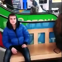 Çocuk kıza yakınlaşma yöntemini bulmuş