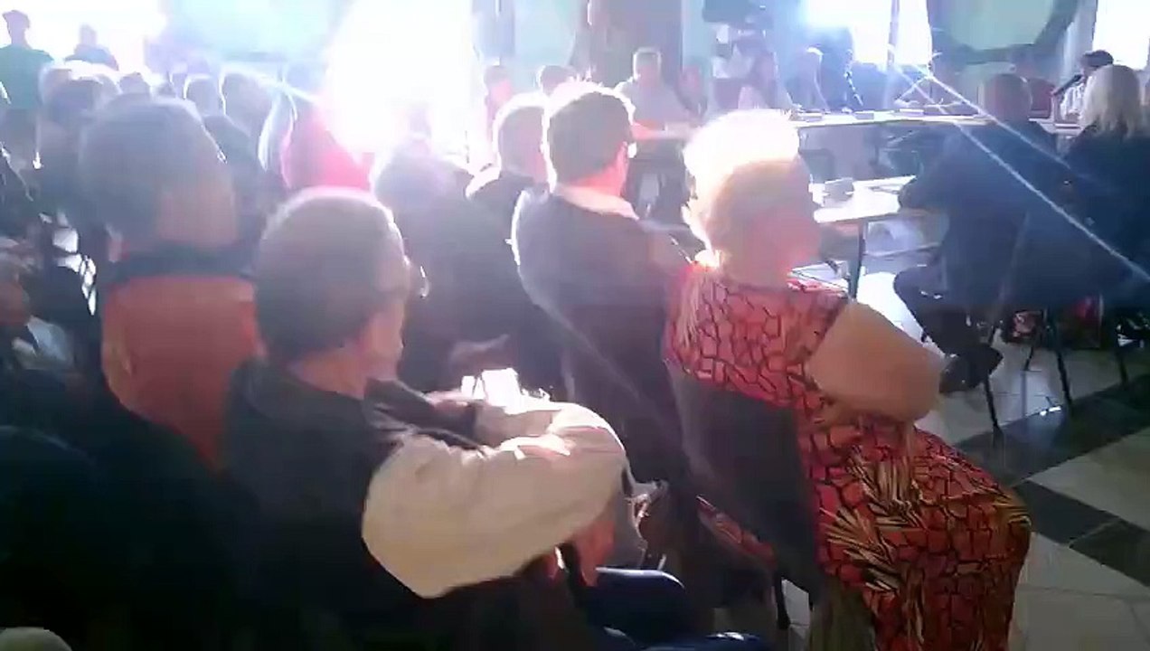 Les Lensois entonnent "Lensois pas d'accord" au moment du vote de la motion de méfiance contre Isabelle Galant