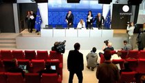 Migranti, la Commissione Ue presenta un piano in 10 punti contro scafisti e trafficanti. Ma i rifugiati protestano