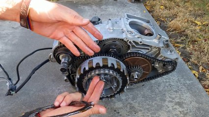 How a motorcycle clutch works
