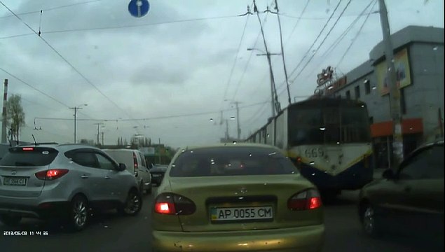 ВИДЕО жесткого ДТП в Запорожье: скорая помощь сбила молодую женщину...
