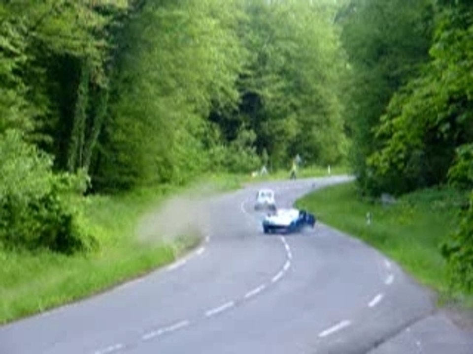 Une Alpine va dépasser une Fiat 500...