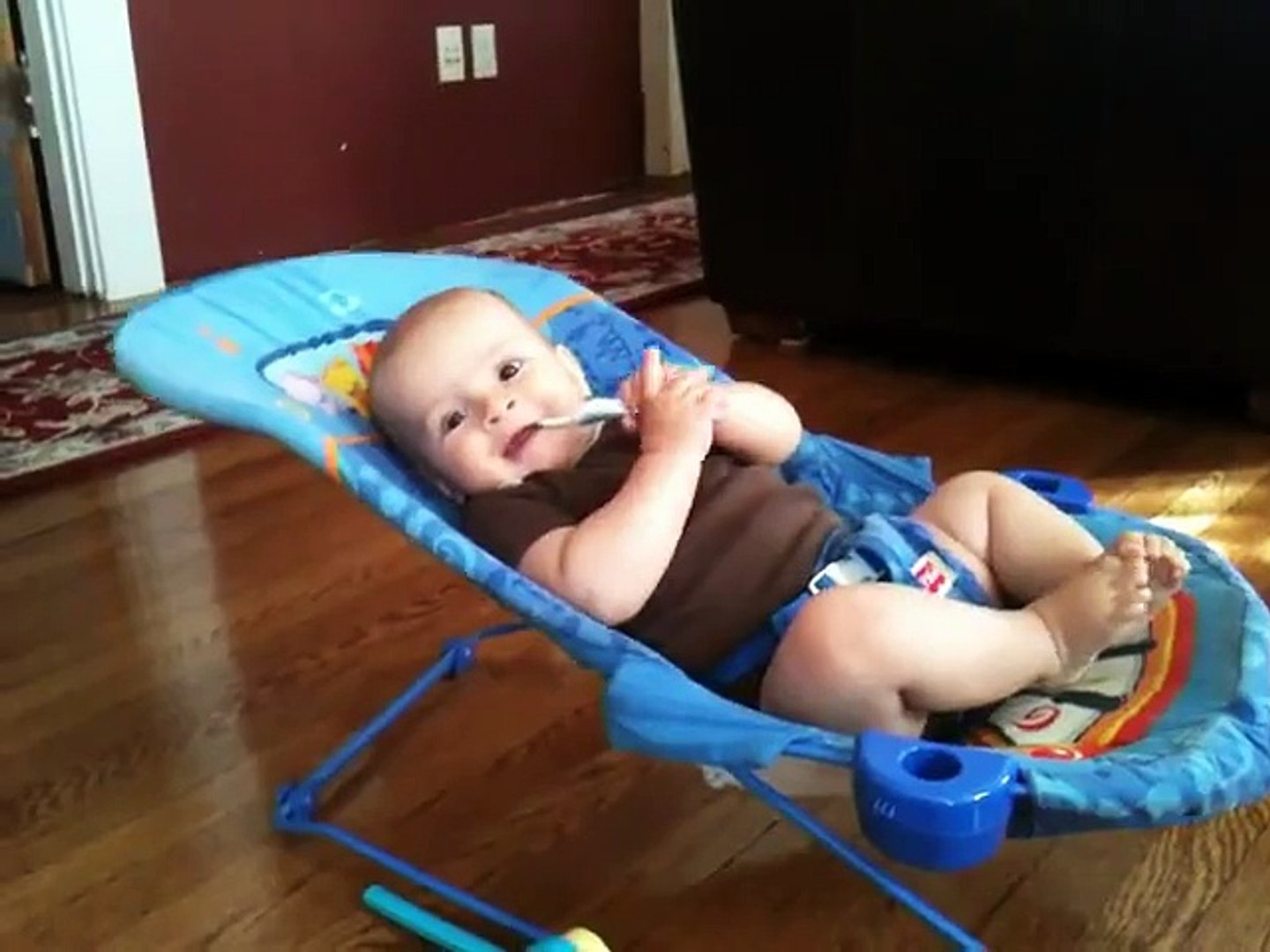 Un bébé fait des abdos sur son lit : en mode tablette de chocolat! - Vidéo  Dailymotion