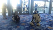 R2-D2 danse avec un enfant en chaise roulante ! Star Wars Celebration 2015