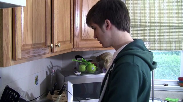 THE ANNOYING STRAWBERRY (Annoying Orange Parody)