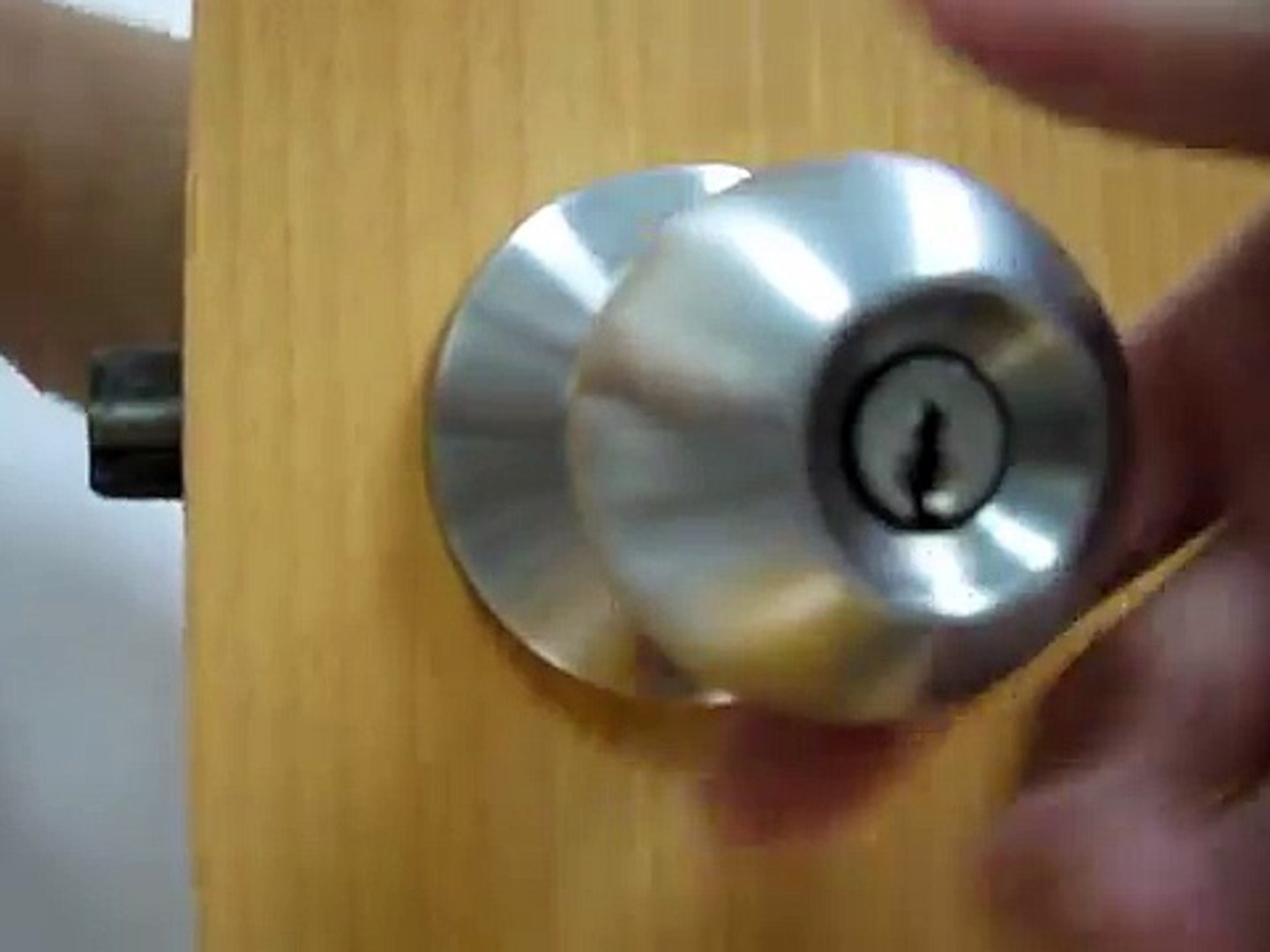 how to pick a door lock with a bobby pin - video Dailymotion