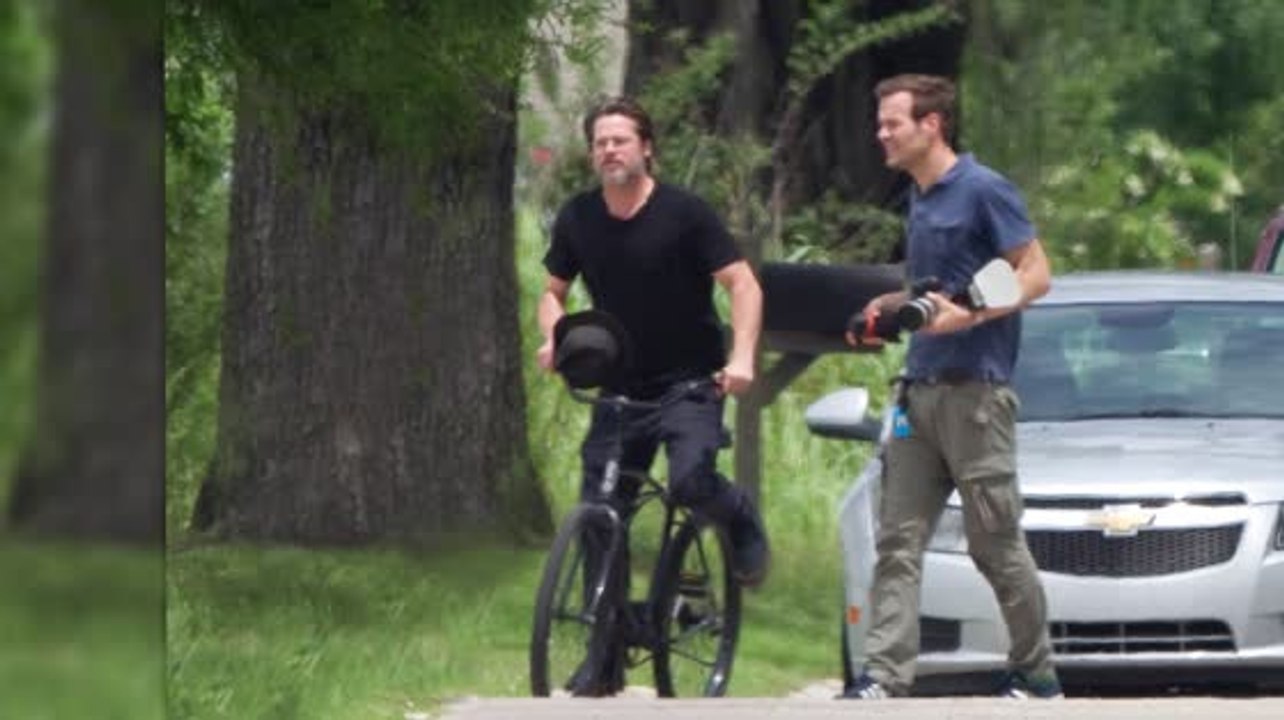 Brad Pitt fährt mit dem Fahrrad durch New Orleans