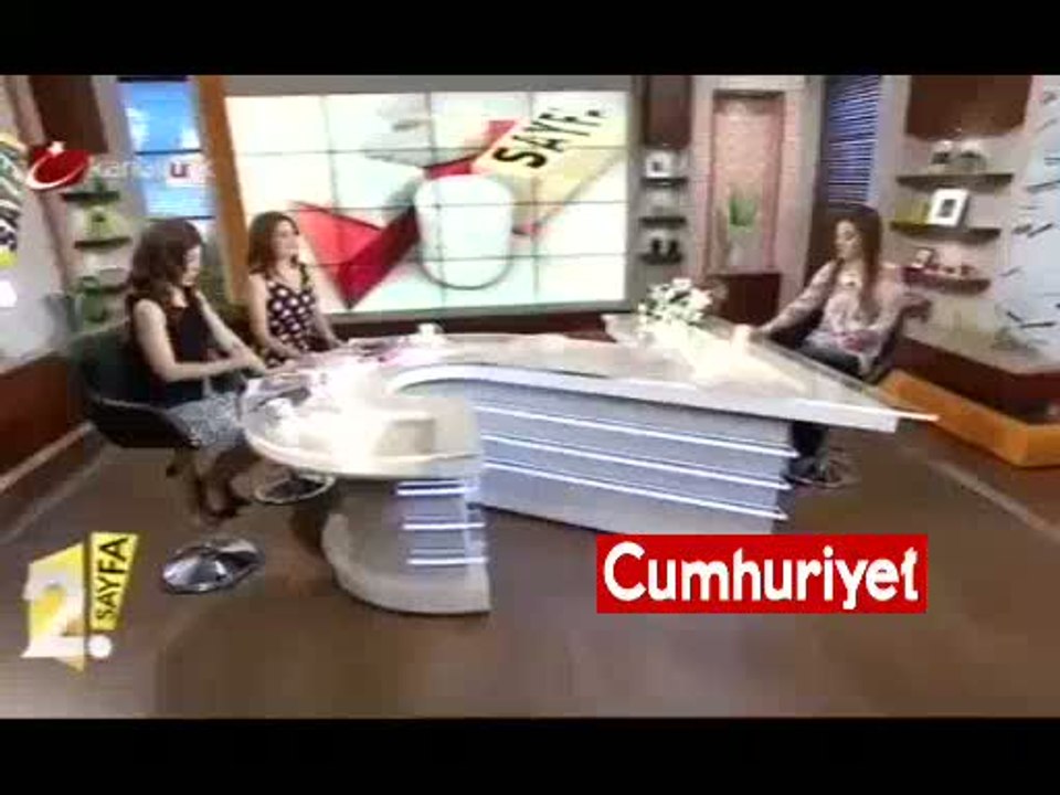 Demet Akalın canlı yayında ayaklarını gösterdi