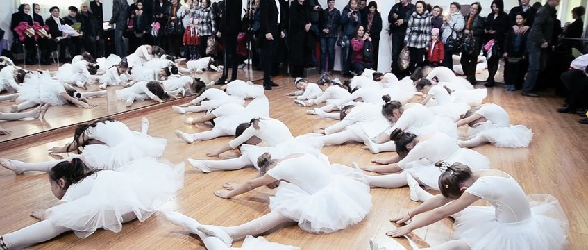 AGORA MEDIA | Cum se bucură micile balerine de noua sală de la Câmpia Turzii