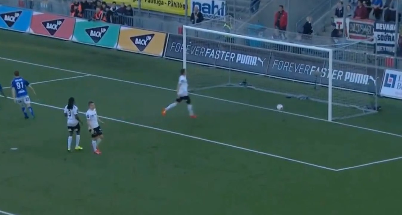 Il met un coup de boule à la barre transversale !