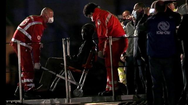 Los supervivientes del naufragio en el Mediterráneo llegan a Italia