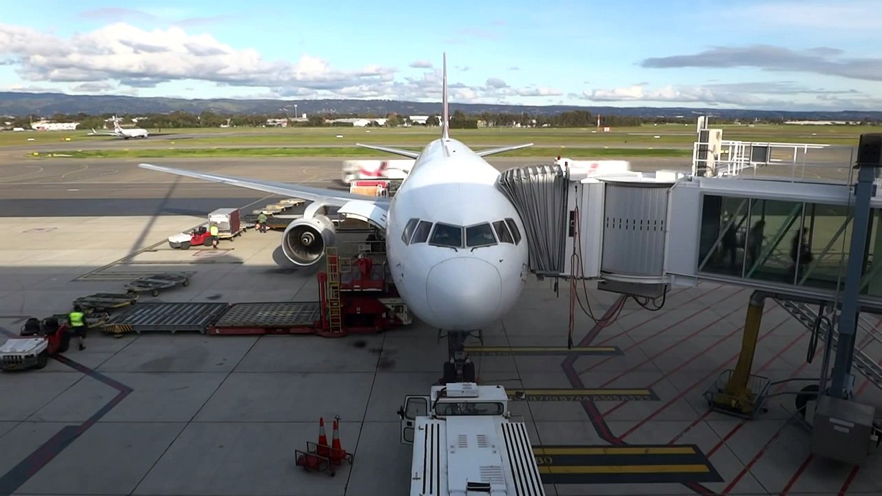 Qantas 767-300 VH-ZXF Turn-around Timelapse