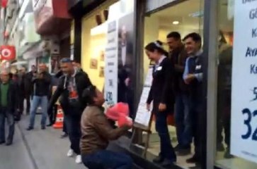 Sokakta Evlenme Teklifi Yapan Polis ve Kız Arkadaşına Kelepçe