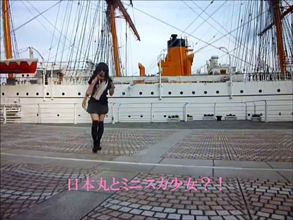 日本丸とミニスカートThe girl who walks a town by very short　mini　skirt and high-heels