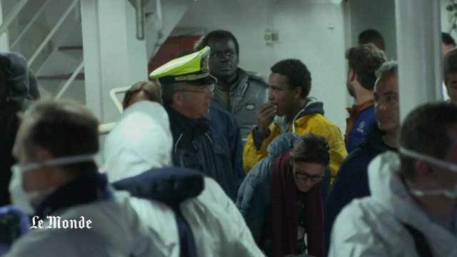 Les migrants rescapés arrivent en Sicile