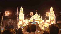 Más de un cuarto de millón de bombillas alumbran el Real de la Feria de Abril en Sevilla