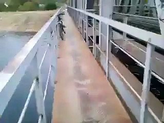 4FUCKR MOD WIRD AUF BRÜCKE GEGRILLT