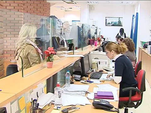 Στα ΚΕΠ για τις παροχές του νόμου για την ανθρωπιστική κρίση