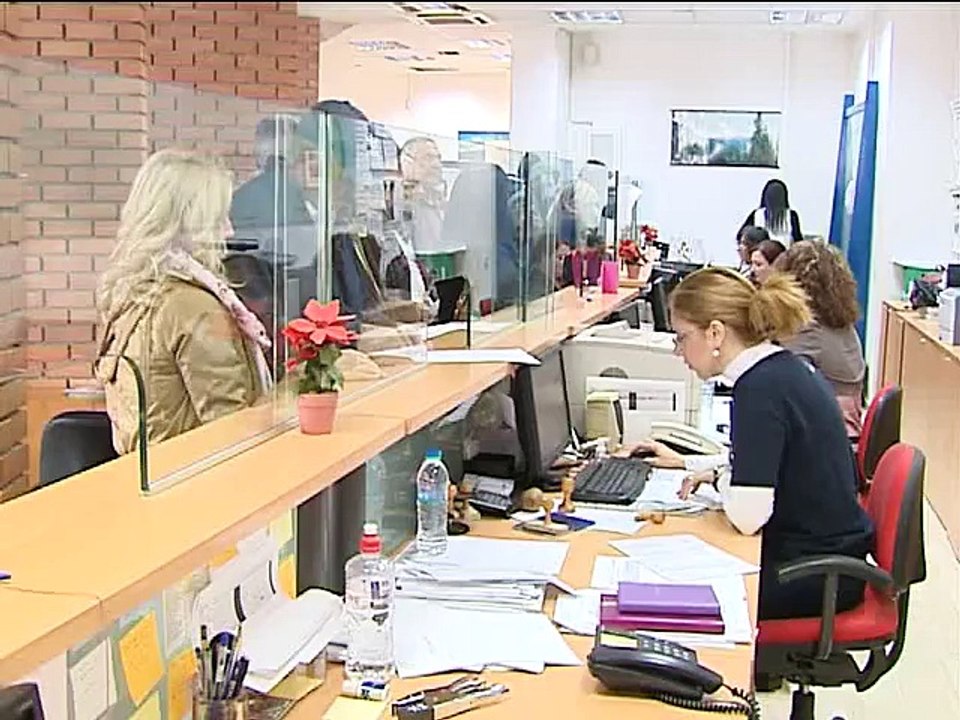 Στα ΚΕΠ για τις παροχές του νόμου για την ανθρωπιστική κρίση