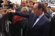 Un T-shirt à l’effigie de Jacques Chirac offert à François Hollande
