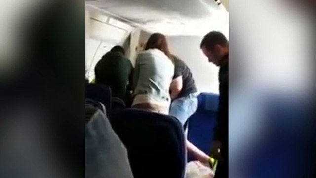 Policía española agrede a un inmigrante que iba a ser deportado
