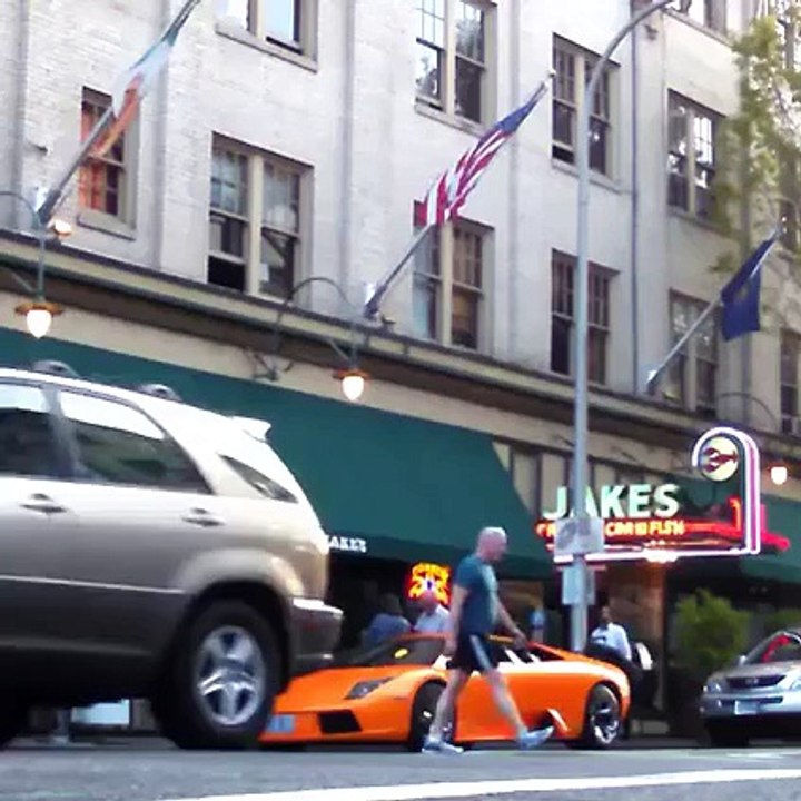 Un BMX ride une lamborghini