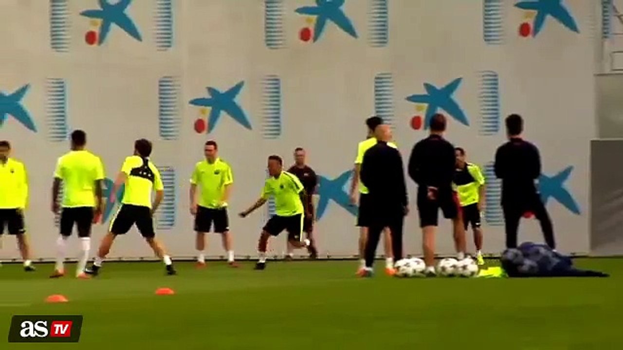 Neymar kicks suarez with the knee in his balls - Training at Barcelona