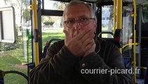 Un siffleur d'oiseaux dans le bus à Abbeville