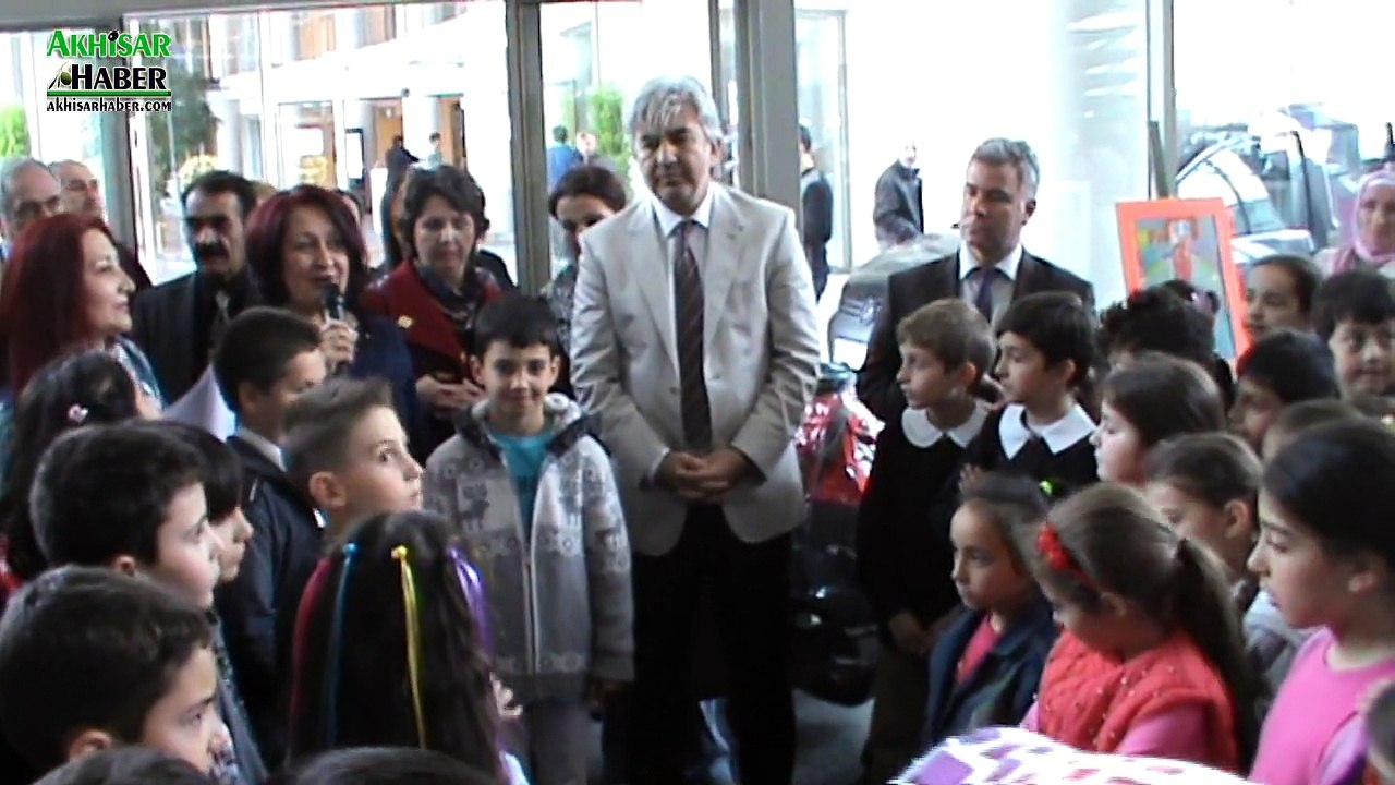 Akhisar Belediyesi Sanat Atölyesi Küçük Sanatçılar Resim Sergisi Açıldı