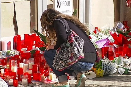 Alumnos homenajean a las víctimas del instituto