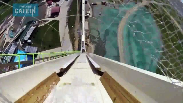 L'incroyable descente du plus haut toboggan du monde