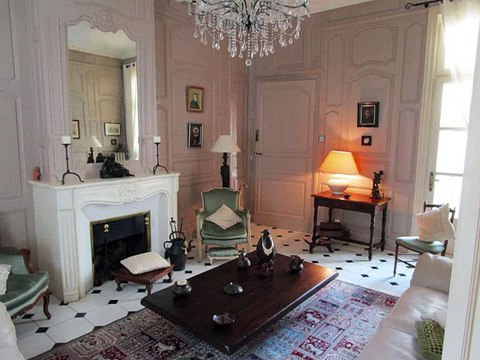 Real Estate. Hôtel Particulier (an elegant mansion) centre de Saintes Charente Maritime