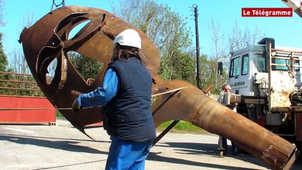 Download Video: Quimper. La sculpture Mémoires en passe d'être assemblée