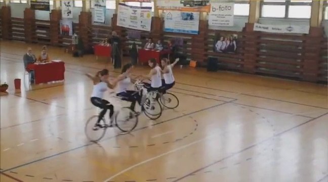 Un numéro de cyclisme artistique incroyable