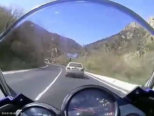 Un automobiliste ne veut pas se laisser doubler par un motard !