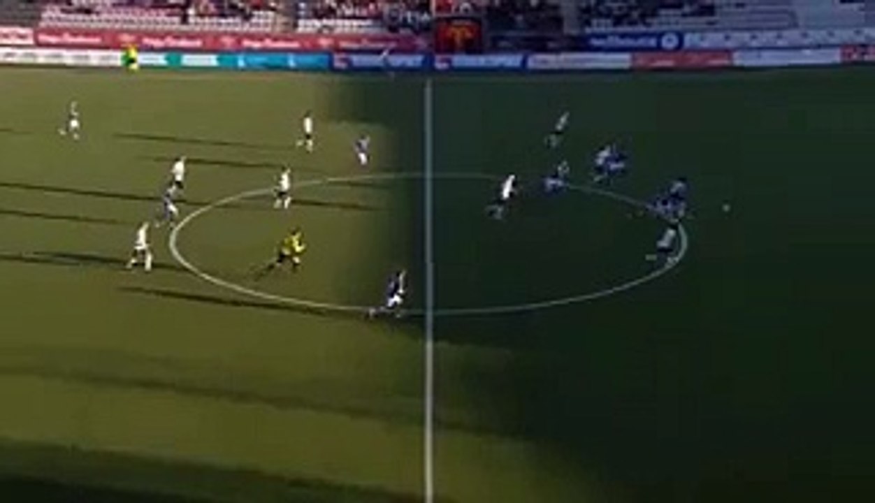 Il met un coup de boule à la barre transversale !!