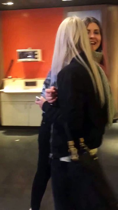 Une fille ivre tente un backflip à mcdonald's : FAIL!