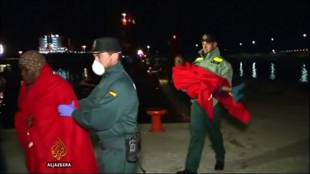Italian women shower refugees ships with flowers