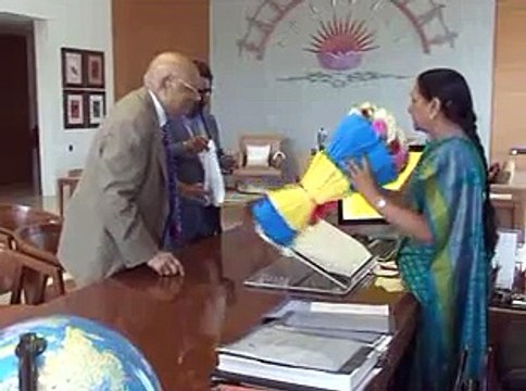 Lord Swaraj Paul meets Gujarat CM Anandiben Patel in Gandhinagar