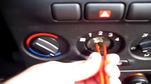 COMO CAMBIAR BOMBILLA FUNDIDA EN CONSOLA CENTRAL OPEL ZAFIRA Y OPEL ASTRA